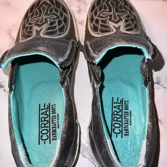 Corral Sneaker Shoes NWT. Sz 7.5 Grey Cross/Wings - Picture 12 of 14